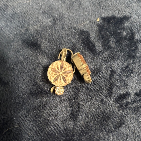 Elegant Silver Necklace With Pink Sand dollar and matching earrings - Picture 4 of 4